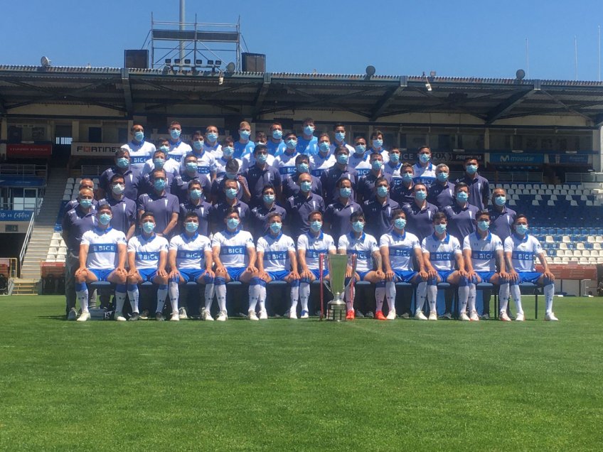 Con el tetracampeonato: La UC posó con sus cuatro títulos consecutivos del fútbol chileno