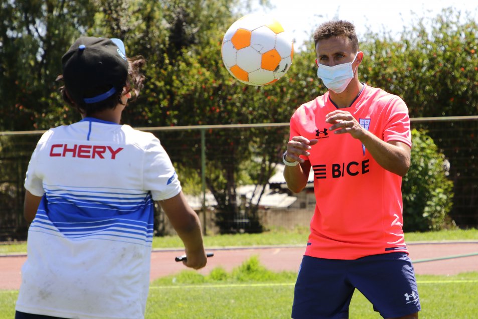 La UC realizó clínica deportiva con niños de Maipú para festejar su título de campeón