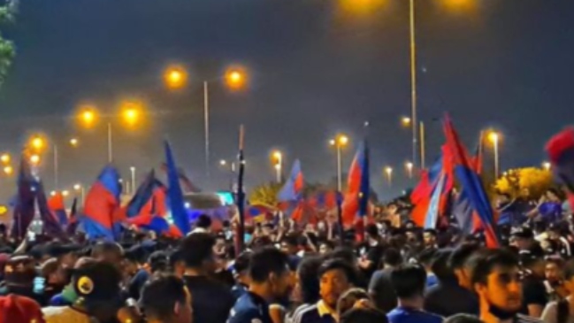 Plantel de la U fue recibido por una multitud en su regreso a Santiago