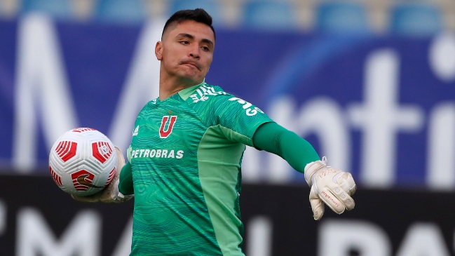 Cristóbal Campos regaló parte de su ropa a hincha que esperó al plantel de la U