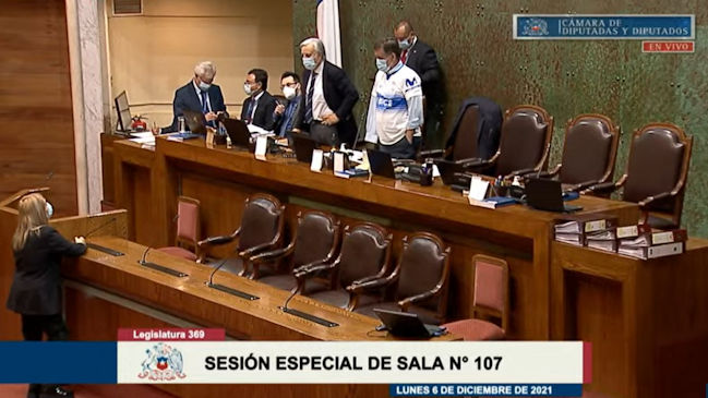 Diputado Francisco Undurraga presidió sesión en la Cámara con la camiseta de Universidad Católica