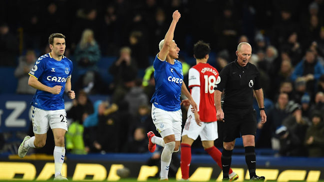 Everton volvió al triunfo en la Premier League gracias a una dramática remontada sobre Arsenal
