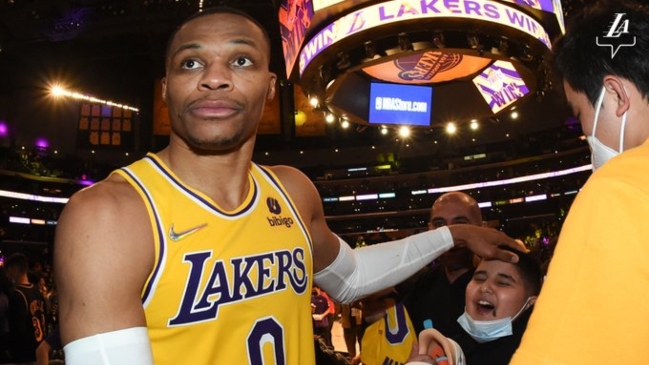 Los Lakers sometieron a Boston Celtics en el derbi de la NBA