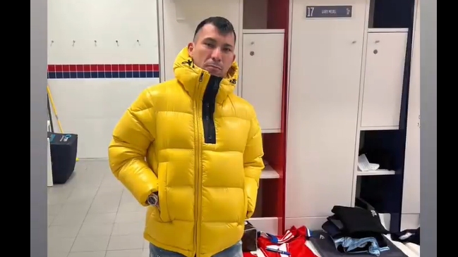 Gary Medel se convirtió en adorno de un árbol de Navidad