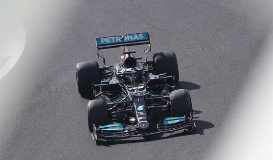 Lewis Hamilton fue el más rápido en segundo entrenamiento libre de Yas Marina, Verstappen cuarto