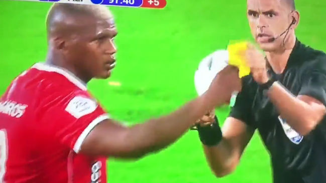 Jugador de América de Cali se hizo rival al mostrar tarjeta amarilla a un rival en Colombia