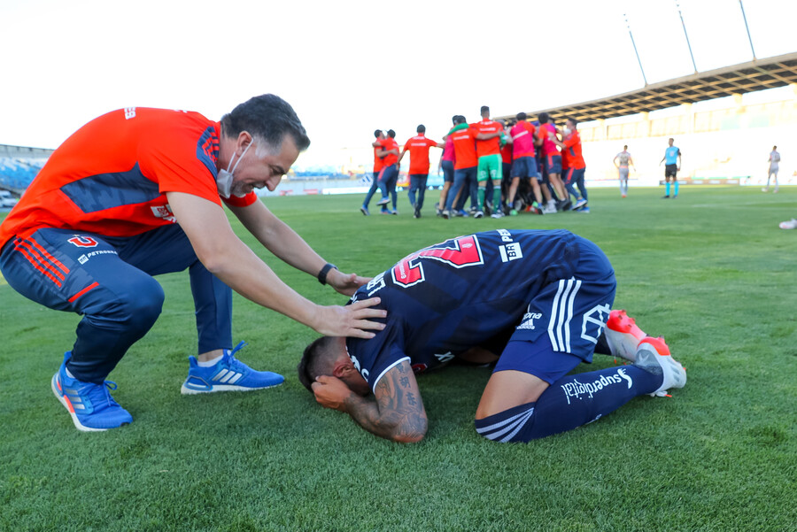 El editorial de Igor Ochoa: Manejar a la U desde el silencio o la sombra parece un despropósito total