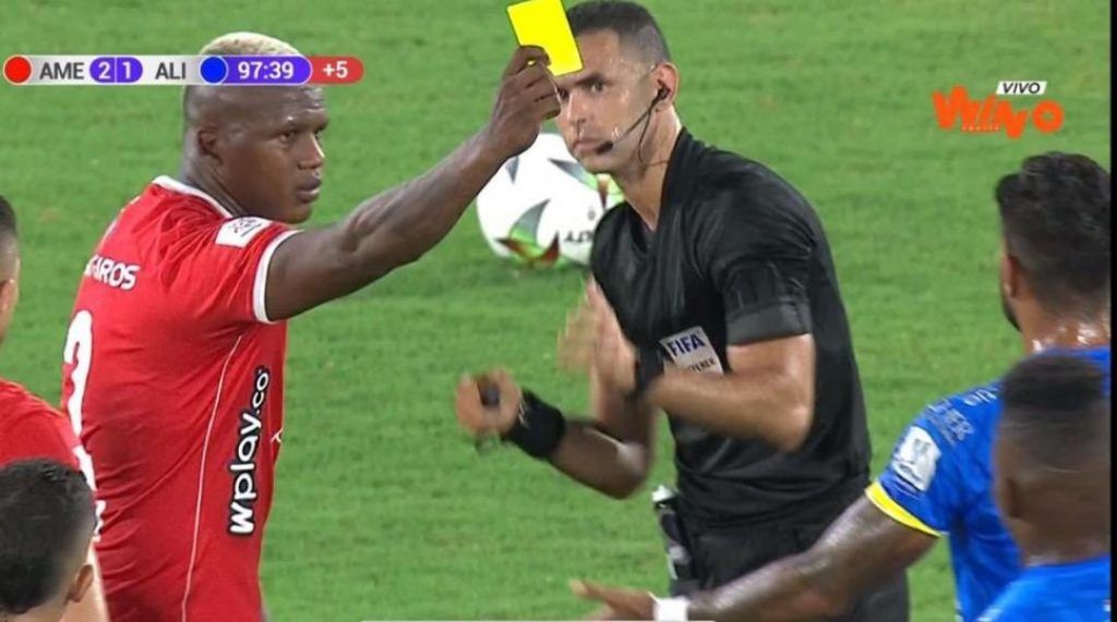 ¡Insólito! Jugador tomó la tarjeta amarilla del árbitro y “amonestó” a un rival