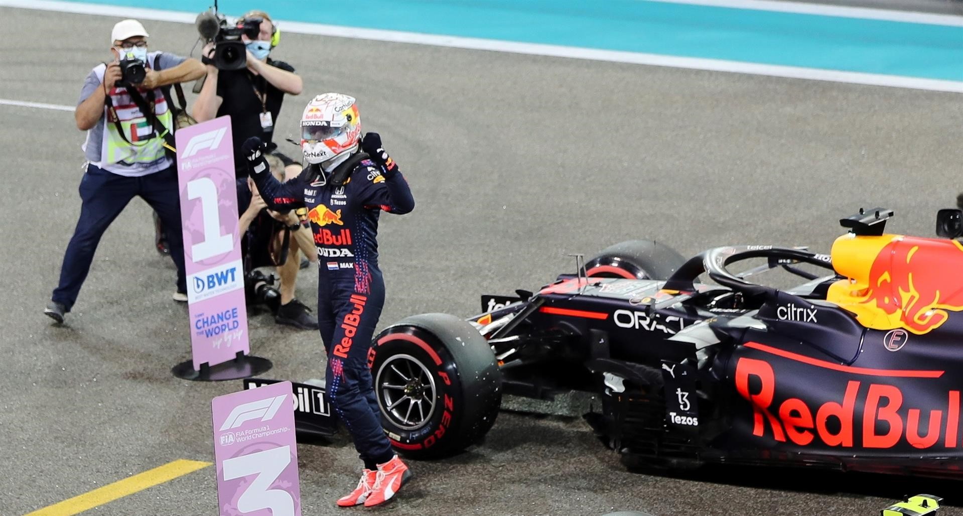 Verstappen se quedó con la “pole” y saldrá por delante de Hamilton en la carrera por el título en Abu Dabi