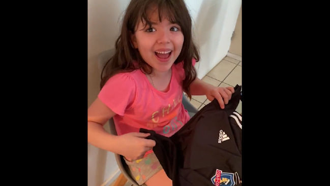 Pequeña hincha que emocionó en redes fue invitada a conocer al plantel de Colo Colo