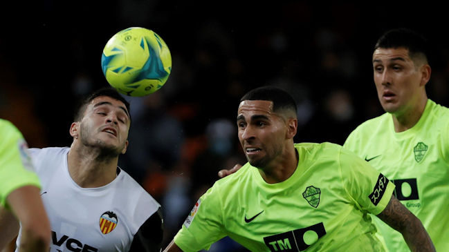 Enzo Roco tuvo un exigente cometido en derrota de Elche ante Valencia en la liga española