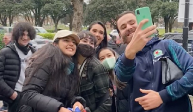 Ben Brereton compartió con hinchas chilenas antes de ser figura ante Bournemouth