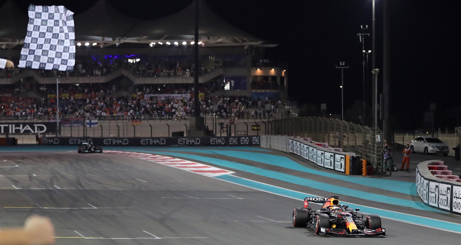 ¡En la última vuelta! El momento en que “Mad Max” Verstappen superó a Hamilton para ser campeón de la F1