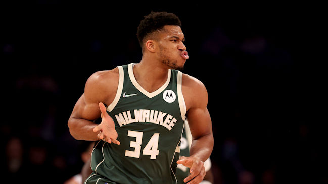 Giannis Antetokounmpo y Khris Middleton guiaron triunfo de Milwaukee Bucks sobre New York Knicks