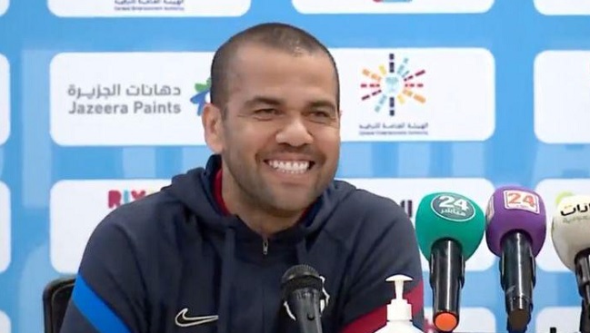 La divertida reacción de Dani Alves tras corte de luz en plena conferencia de prensa