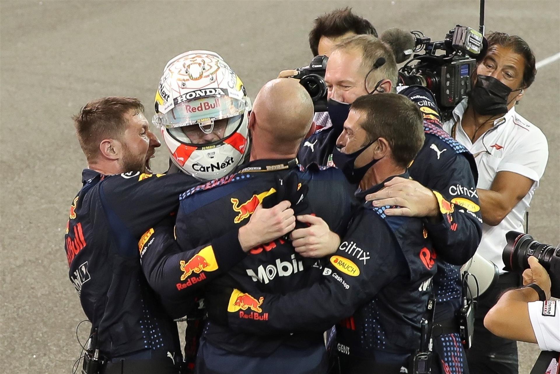 De la angustia al éxtasis: Así vivieron los mecánicos de Red Bull el título de Verstappen