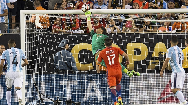 La magnífica tapada de Claudio Bravo a Sergio Agüero en la Copa América Centenario