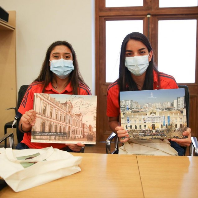 Plantel femenino de U. de Chile visitó la casa de estudios y se reunió con rector Ennio Vivaldi
