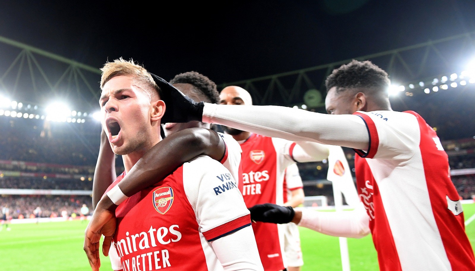 Arsenal venció con golazos de Martinelli y Smith Rowe a West Ham y se metió en puestos de Champions