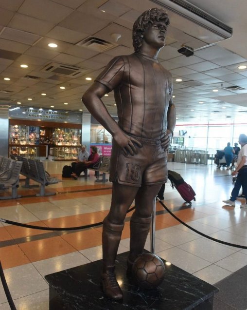 Inauguraron estatua en homenaje a Diego Maradona en el aeropuerto de Ezeiza