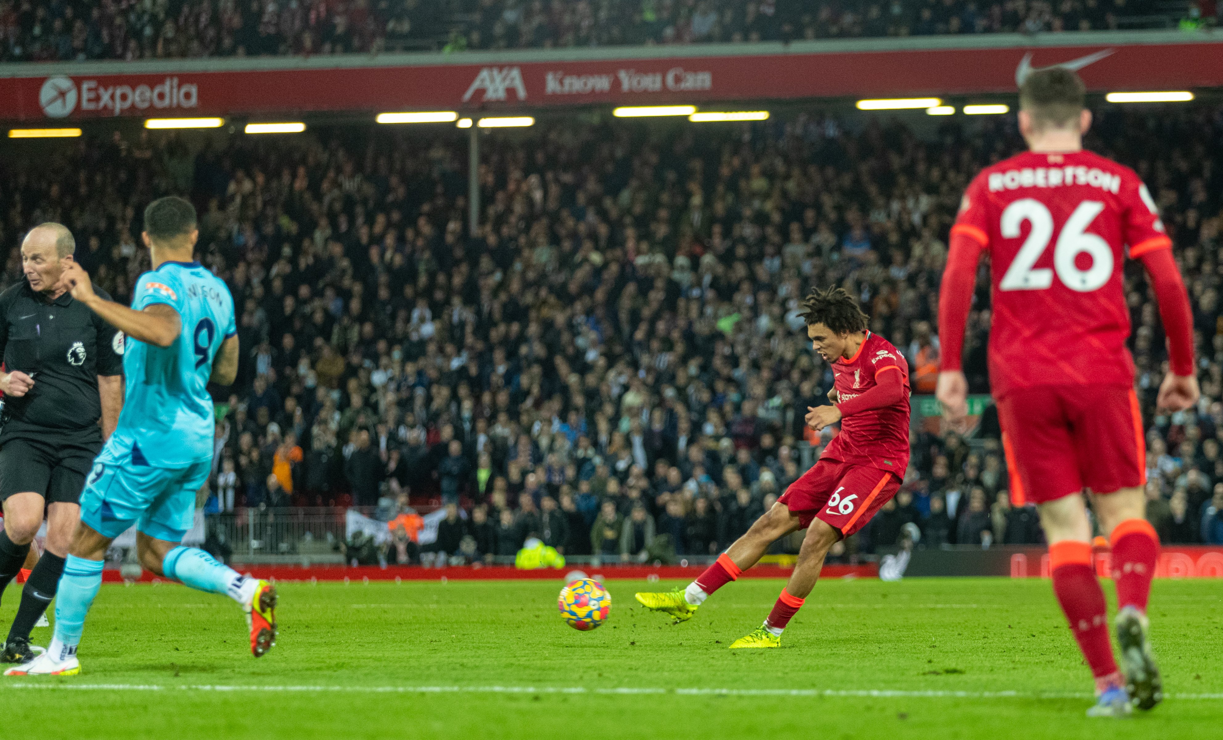 ¡Bombazo imparable! Alexander-Arnold selló con un golazo el triunfo de Liverpool sobre Newcastle