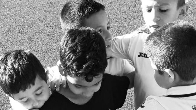 Tragedia en el fútbol español: Niño de siete años murió tras desplomarse en una práctica