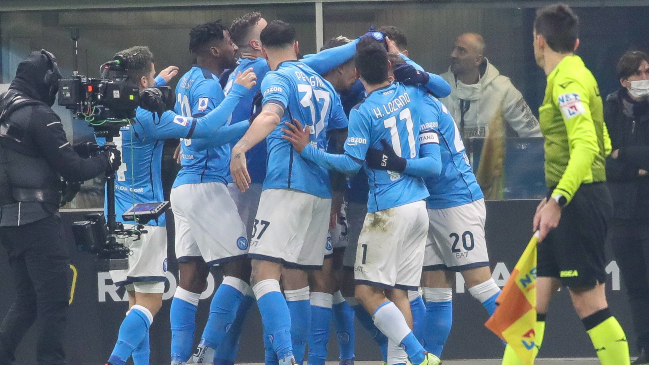 Napoli batió en polémico duelo a AC Milan y le arrebató el subliderato de la Serie A