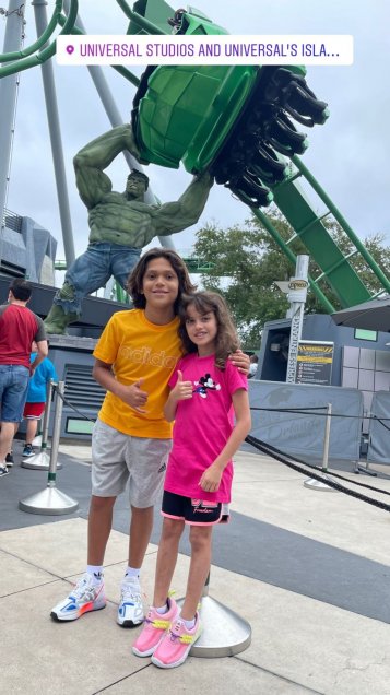 Hulk disfrutó en las instalaciones de Universal en sus vacaciones familiares