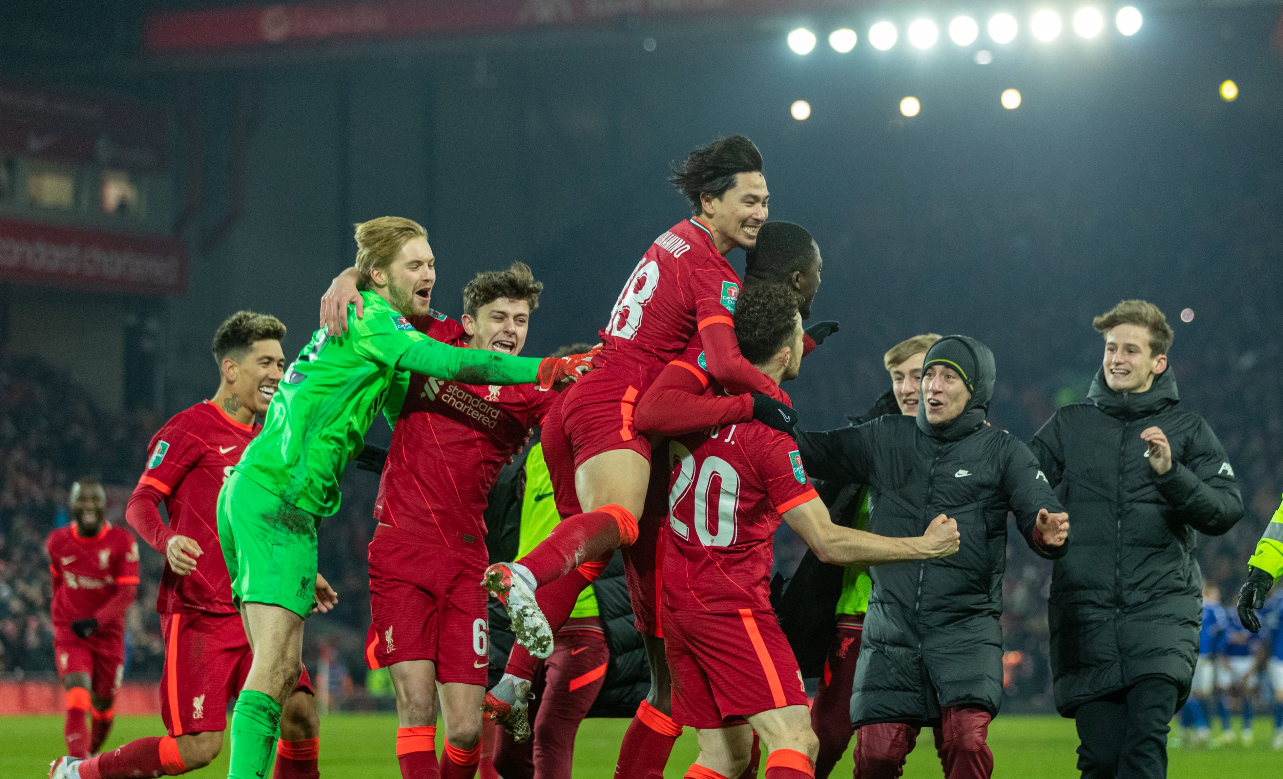 Liverpool tuvo una frenética remontada y eliminó en penales a Leicester en la Copa de la Liga