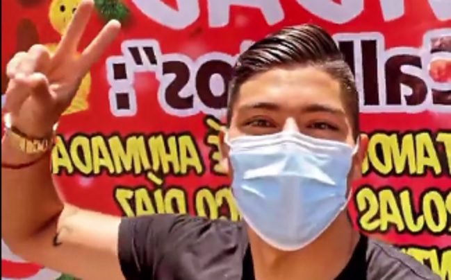 Brayan Cortés se subió a un carro navideño y repartió regalos en Iquique