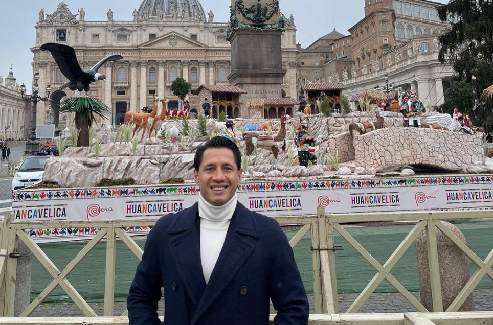 Idolo peruano Gianluca Lapadula le regaló una camiseta de la selección al Papa Francisco