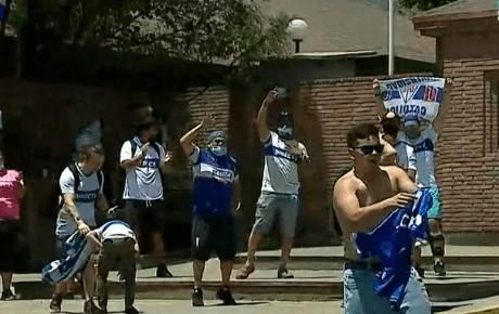 Grupo de hinchas de la UC se manifestó en San Carlos para pedir continuidad de Buonanotte