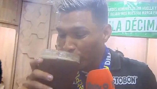 Teófilo Gutiérrez celebró título con popular trago argentino y compartió el vaso con sus compañeros