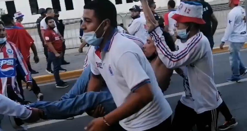 Una docena de aficionados resultaron heridos tras enfrentamiento de barras en Honduras