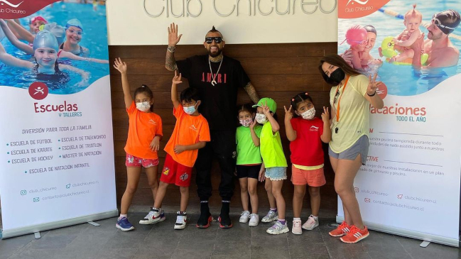 Arturo Vidal fue a desearle Feliz Navidad a niños de Chicureo
