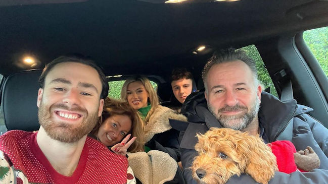 Ben Brereton Díaz envió un mensaje navideño acompañado de su familia y su novia