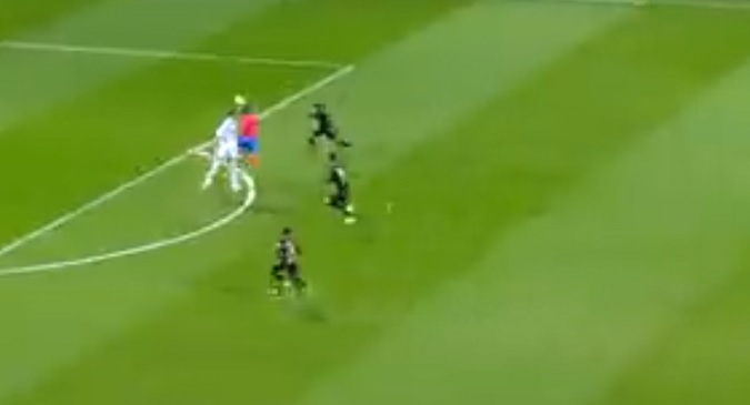 ¡Increíble! Celebró el gol y nadie le avisó de la salvada milagrosa del defensa