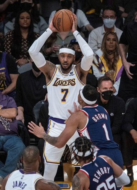 Triple-doble de Harden deja sin efecto espectacular actuación de LeBron James