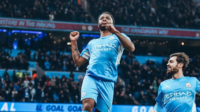 Raheem Sterling aportó un doblete en la lluvia de goles de Manchester City sobre Leicester