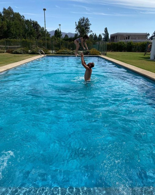 Mauricio Isla disfruta sus vacaciones en la piscina junto a sus pequeñas hijas