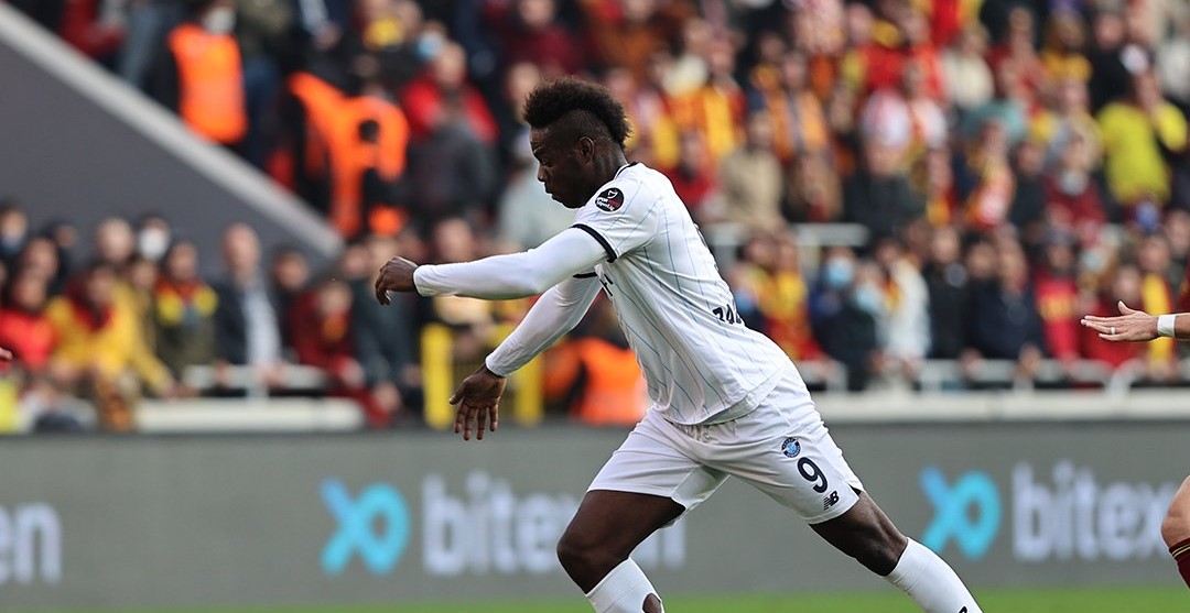 ¡Bombazo! Mario Balotelli anotó otro golazo en la Superliga de Turquía