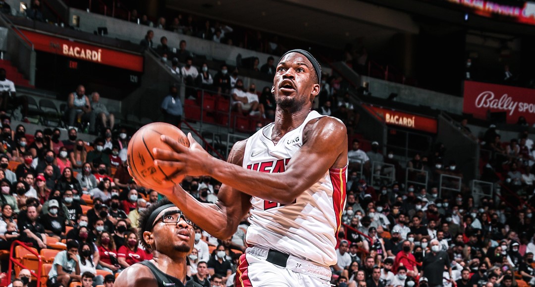 Jimmy Butler lideró con un doble-doble la sólida victoria de Miami Heat sobre Orlando Magic