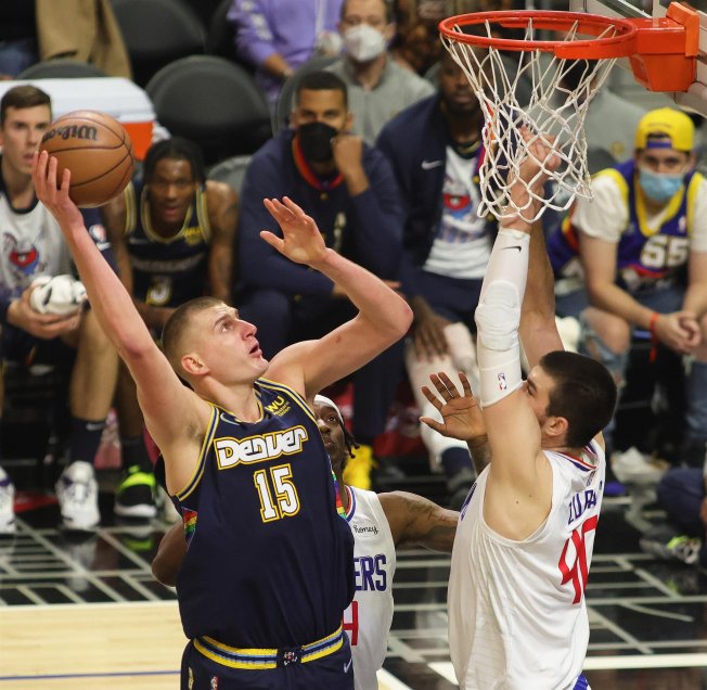 Un enorme Nikola Jokic comandó el triunfo de Denver ante los Clippers
