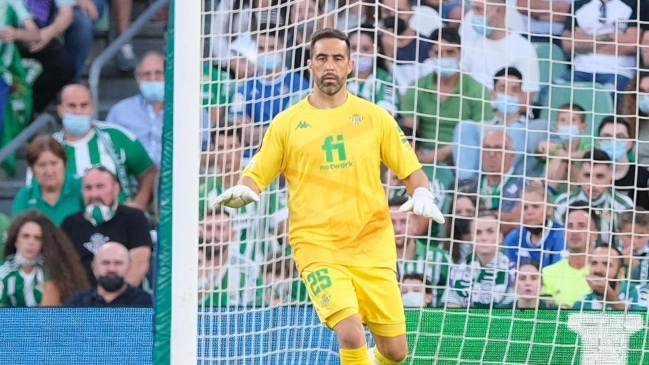 Por amplia mayoría: Hinchas esperan que Claudio Bravo renueve con Betis
