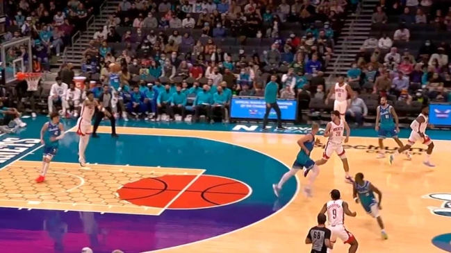 El blooper del año en la NBA: Intentó salir rápido y golpeó a una aficionada en la cabeza