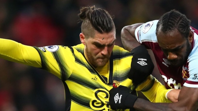 Francisco Sierralta volvió a las canchas en dura derrota de Watford ante West Ham
