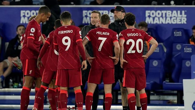Liverpool sufrió gran traspié al caer ante Leicester City y perdió terreno por el liderato de la Premier