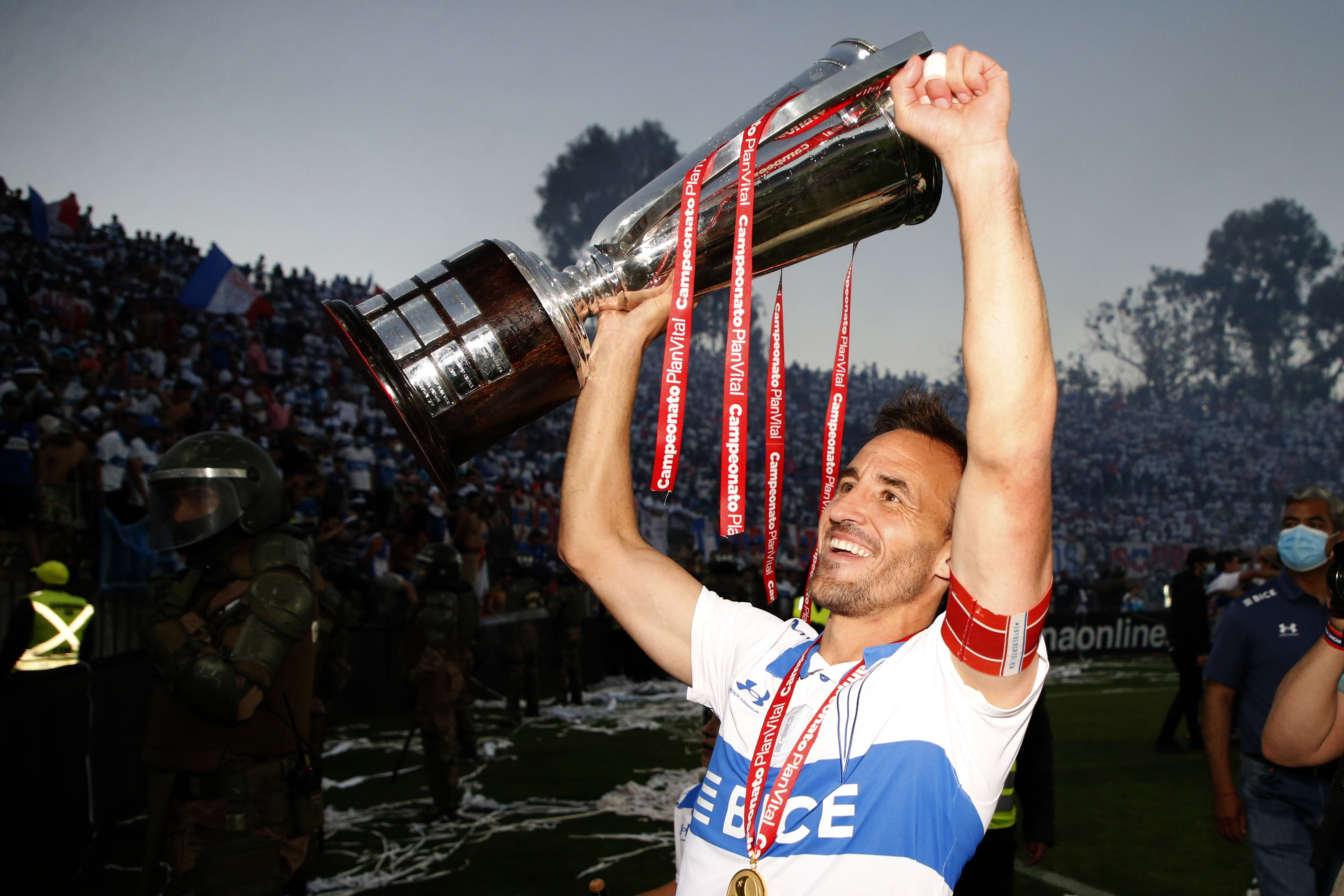 “La Franja”: Universidad Católica celebra la renovación de José Pedro Fuenzalida
