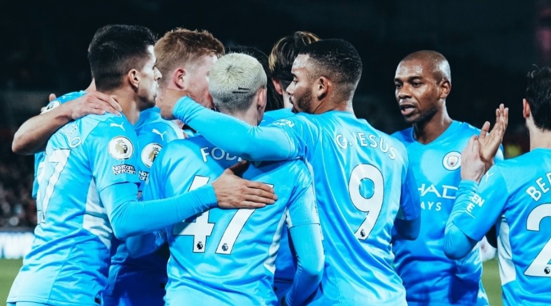 Manchester City sumó su décimo triunfo seguido y reforzó su liderato en la Premier League