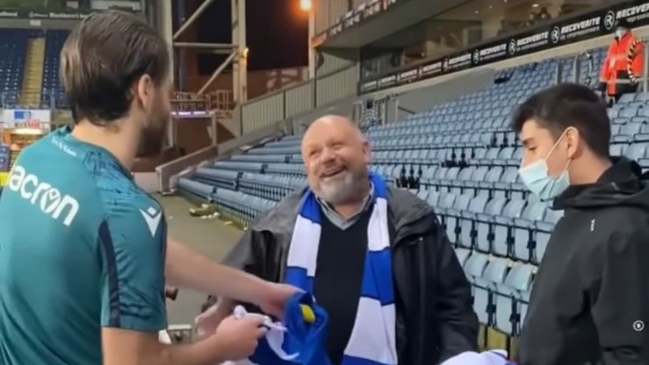 Ben Brereton le regaló camiseta a chileno que fue a ver partido de Blackburn Rovers